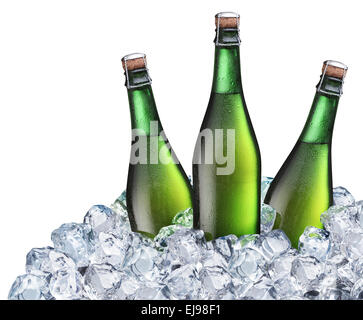 Flaschen Bier in die Eiswürfel. Datei enthält Beschneidungspfade. Stockfoto
