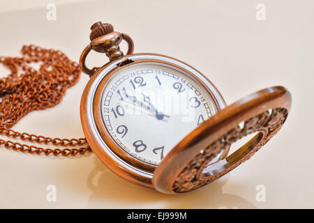 Alte Uhr isoliert Stockfoto