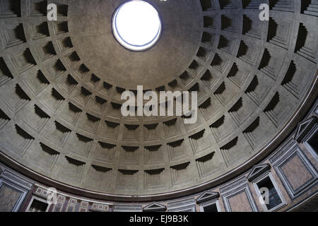 Italien. Rom. Pantheon. Römischer Tempel. Das Oculus in der Kuppel. Stockfoto