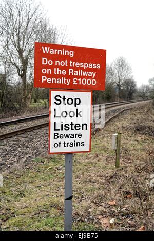 Warnzeichen für Fußgänger am Bahnübergang Landschaft Stockfoto