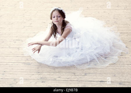 Reizendes Mädchen tanzen im Ballettstudio Stockfoto