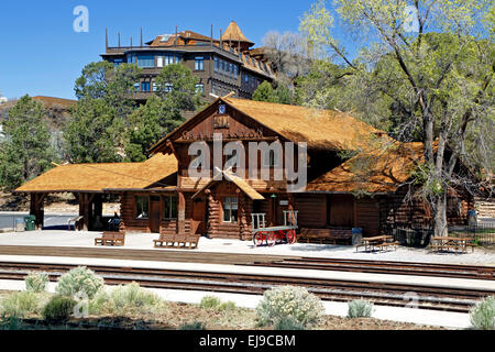 Historische Grand Canyon Railway Depot (El Tovar Hotel im Hintergrund), Grand Canyon National Park, Arizona USA Stockfoto