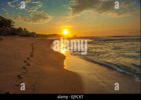 Zipolite Strand bei Sonnenaufgang, Mexiko Stockfoto