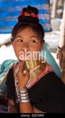 Junge Frau aus der Kayan Hill Tribe, Myanmar, Burma. das Tragen der traditionellen Messing Halsringe. Stockfoto