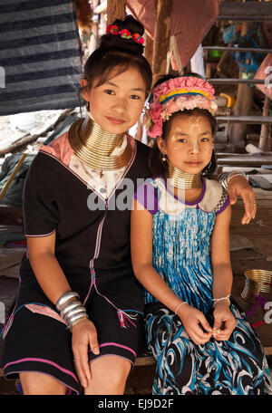 Junge Frauen aus der Kayan Padaung Hill Tribe, Myanmar, Burma. das Tragen der traditionellen Messing Halsringe. Stockfoto