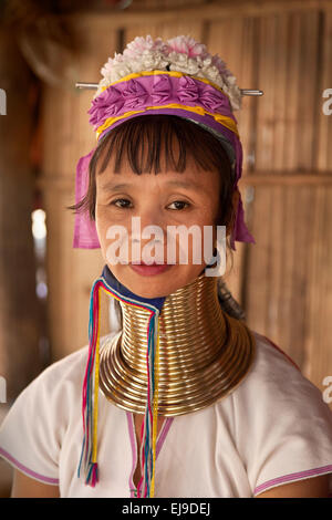 Frau aus der Kayan Padaung Hill Tribe, Myanmar, Burma. das Tragen der traditionellen Messing Halsringe. Stockfoto