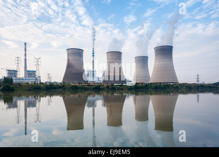 Kohle-Kraftwerk am Nachmittag Stockfoto