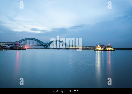 Nanjing Jangtse Eisenbahnbrücke in der Abenddämmerung Stockfoto