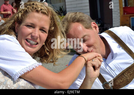 junge Hochzeitspaar in Tracht Stockfoto