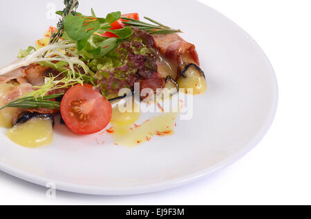 Auberginen Röllchen mit Käse und Schinken Stockfoto