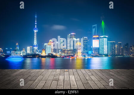 Shanghai Skyline bei Nacht mit Holzboden Stockfoto