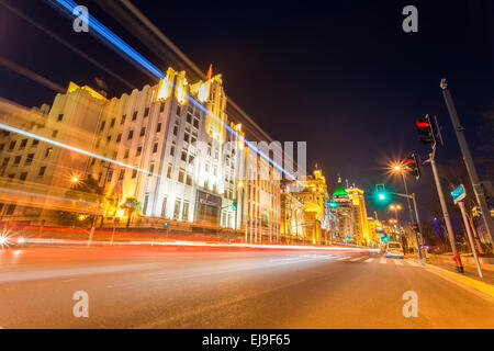 Lichtspuren auf der Straße in shanghai Stockfoto