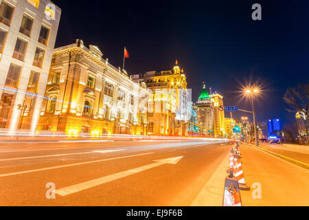 Lichtspuren auf der Straße in shanghai bund Stockfoto