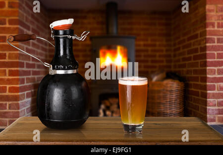 Growler und Glas Bier zu Hause Stockfoto