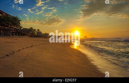 Zipolite Strand bei Sonnenaufgang, Mexiko Stockfoto