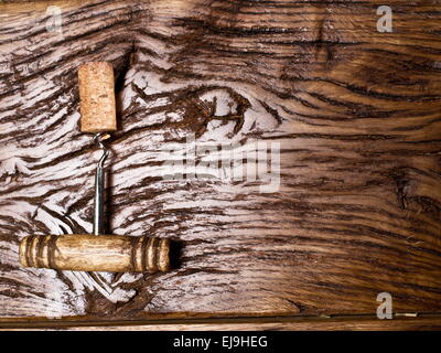 Korkenzieher und Korken auf einem alten Holztisch. Stockfoto