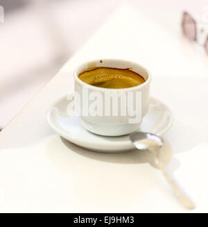 Kaffee in Tasse Reportageaufnahme Stockfoto