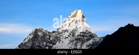 Gekappte Ama Dablam Schneeberg, auf dem Everest base camp Trek, UNESCO World Heritage Site, Sagarmatha Nationalpark Solu-Khumbu Stockfoto