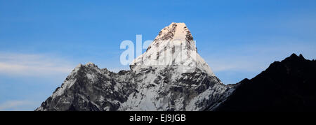 Gekappte Ama Dablam Schneeberg, auf dem Everest base camp Trek, UNESCO World Heritage Site, Sagarmatha Nationalpark Solu-Khumbu Stockfoto