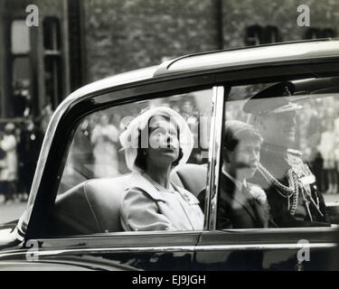 Königin ELIZABETH II mit Prinz Charles und der Herzog von Edinburgh über 1958 Stockfoto