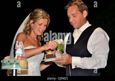 Braut und Bräutigam Hochzeitskuchen Essen Stockfoto