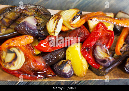 Gegrillte Gemüse in Holzschale. Stockfoto