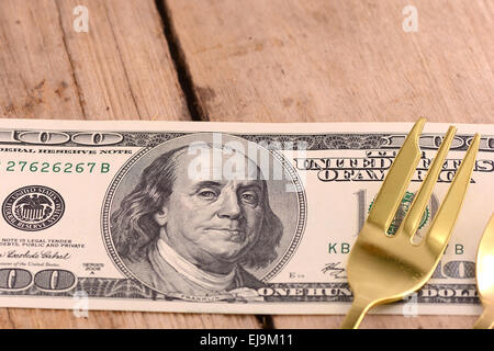 amerikanisches Geld auf Holzplatte Stockfoto