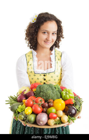 Deutsch-Dirndl mit reiche Ernte der Gemüsekulturen Stockfoto