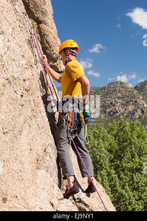 Senior woman ab Klettern in Colorado Stockfoto