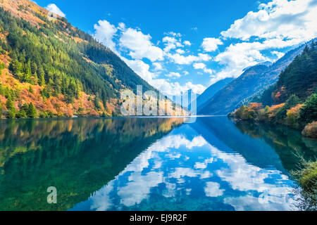 schöne Nashorn See im Herbst jiuzhaigou Stockfoto