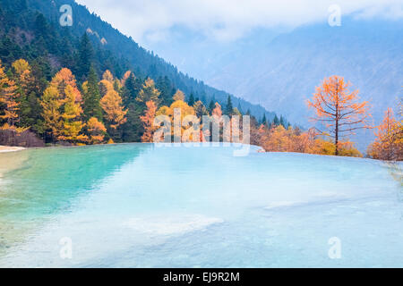 schöne Huanglong Herbstlandschaft in China Stockfoto