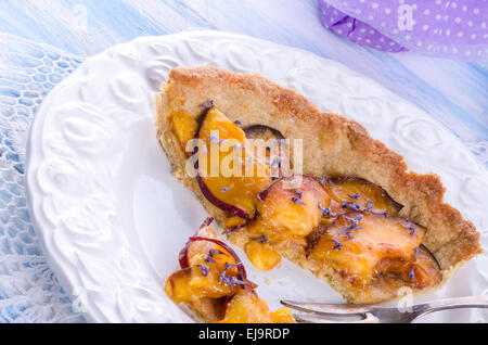 Nektarinen-Tarte mit Lavendel und Honig Stockfoto
