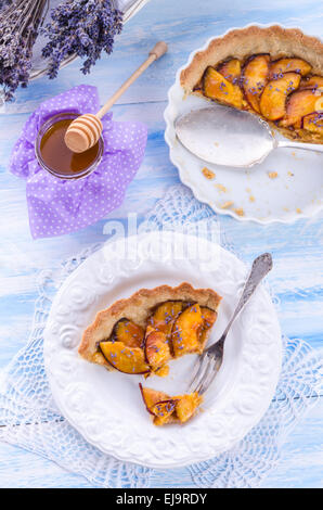 Nektarinen-Tarte mit Lavendel und Honig Stockfoto