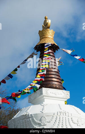 Stupa und Gebet Fahnen auf Kagyu Samye Ling Kloster. Eskdalemuir, Langholm, Dumfries, Scotland Stockfoto