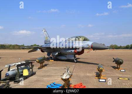 Nakhon Ratchasima - JAN 10: F-16-Show am Kindertag in Korat Flügel 1 Royal Thai Airforce Base befindet sich in Thailand, Januar 10 Stockfoto