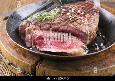 Steak in der Pfanne Stockfoto