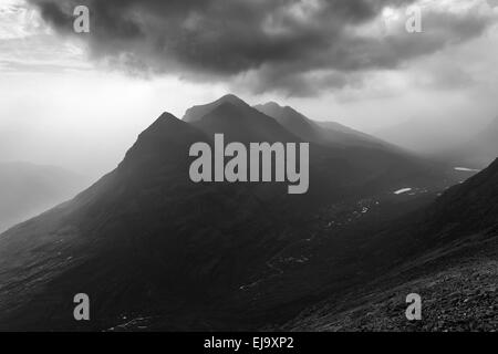 Gipfelns, gesehen vom Grat Beinn Eighe an einem trüben Tag im Torridon Stockfoto