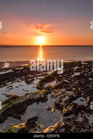 Sonnenuntergang von Hilbre Insel, Wirral Stockfoto