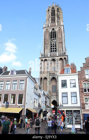 112m hohen Domturm (Domtoren) der St.-Martins Kathedrale in Utrecht, Niederlande von Oudegracht Kanal am Vismarkt gesehen Stockfoto