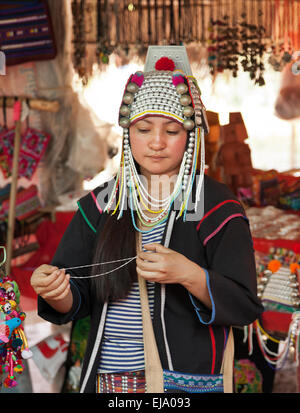 Junge Frau aus der Akha Hill Tribe, Nord-Thailand Stockfoto