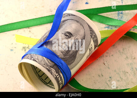 Bündel von US-Dollar gebunden mit Band Stockfoto