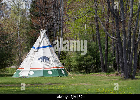 Native American Indianerzelt im oberen Mittelwesten USA State Park.  Bären-Clan Symbol am Zelt. Stockfoto