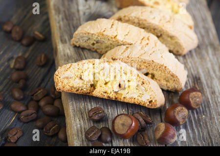 Biscotti und Kaffeebohnen. Stockfoto