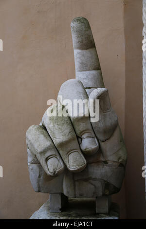 Römischen Kaiser Constantine ich (272-337 n. Chr.). Kolossale Statue der Kapitolinischen Museen. 4. Jahrhundert. Hand. Rom. Italien. Stockfoto