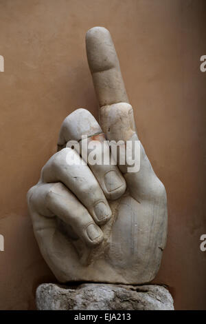 Römischen Kaiser Constantine ich (272-337 n. Chr.). Kolossale Statue der Kapitolinischen Museen. 4. Jahrhundert. Hand. Rom. Italien. Stockfoto