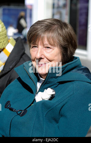 Leicester, UK:22th März 2015.Reinterment Gefolge König Richard 111.almost Frauen warten für Trauerzug. Stockfoto