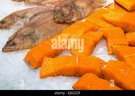 Lachs und Scholle zum Verkauf an die Boqueria in Barcelona Stockfoto