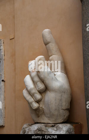 Römischen Kaiser Constantine ich (272-337 n. Chr.). Kolossale Statue der Kapitolinischen Museen. 4. Jahrhundert. Hand. Rom. Italien. Stockfoto