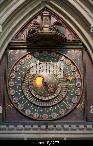 Die berühmte Wells Cathedral (astronomischen) Uhr (als die zweite älteste Uhrwerk in Großbritannien). Wells Cathedral. Somerset. VEREINIGTES KÖNIGREICH. Stockfoto