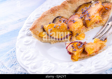 Nektarinen-Tarte mit Lavendel und Honig Stockfoto